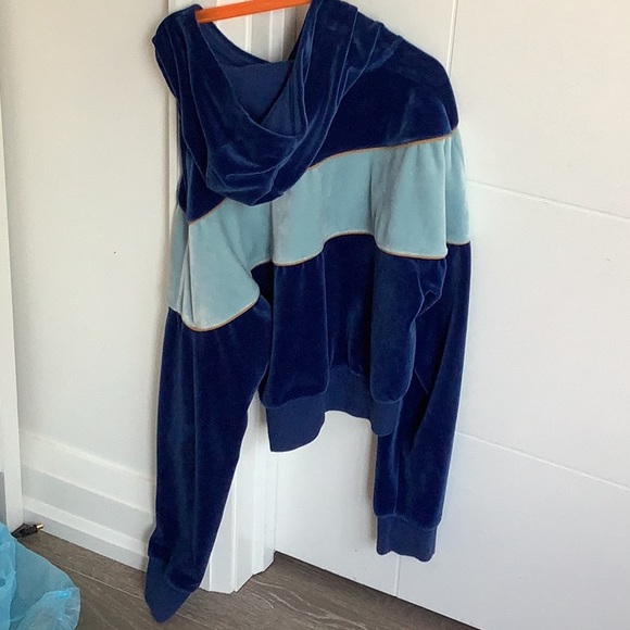 Nike Cropped Velour Hoodie - Picture 3 of 3